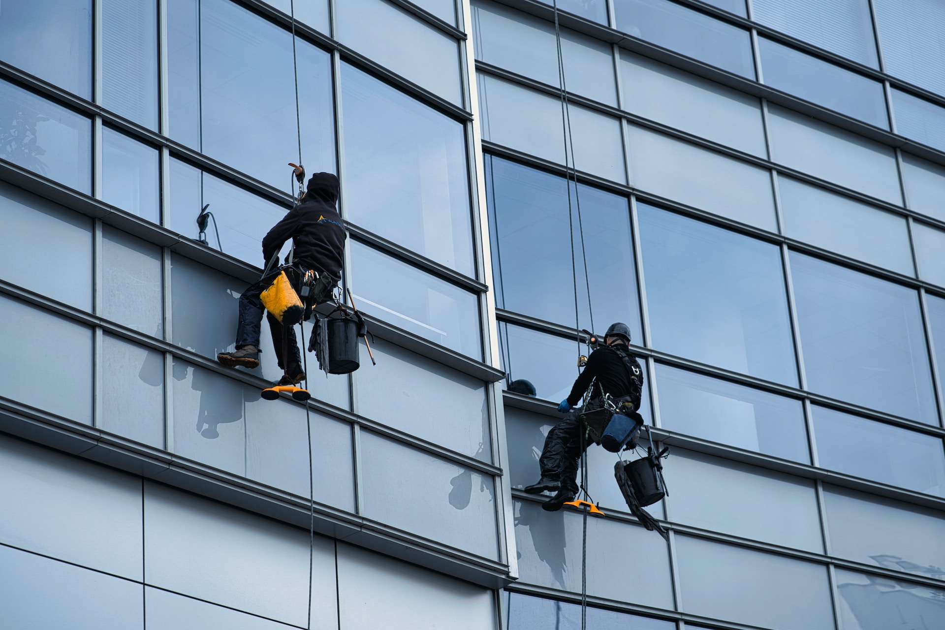 Premium Photo  Window cleaning in high-rise buildings, houses